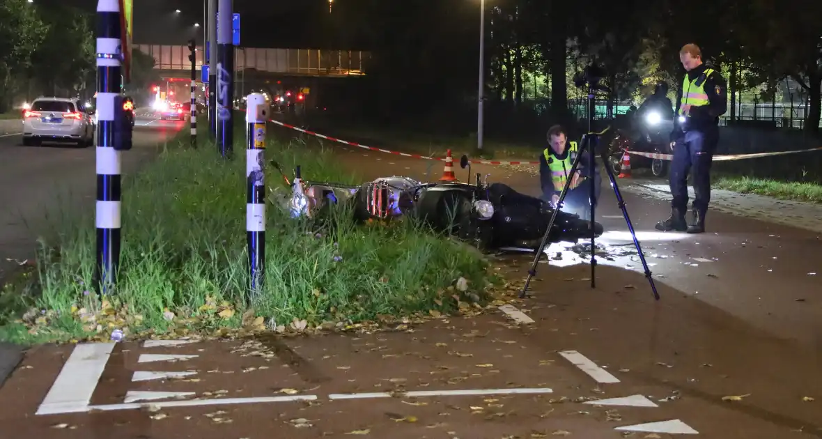 Twee scooterrijders zwaargewond bij aanrijding - Foto 3