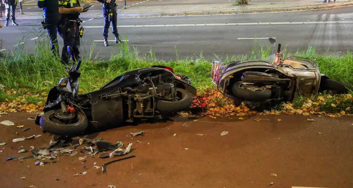 Twee scooterrijders zwaargewond bij aanrijding - Foto 4