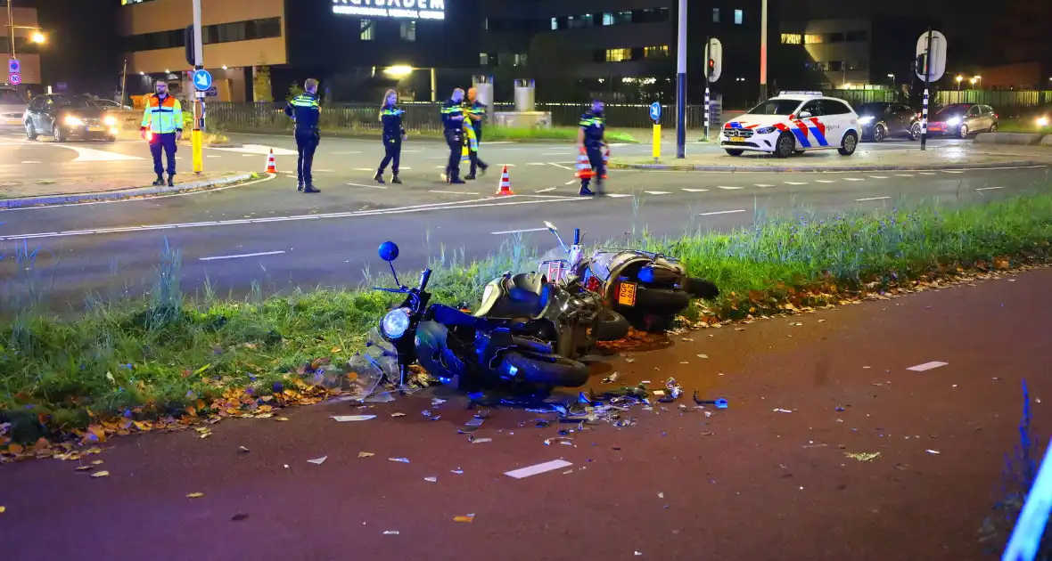 Twee scooterrijders zwaargewond bij aanrijding - Foto 7