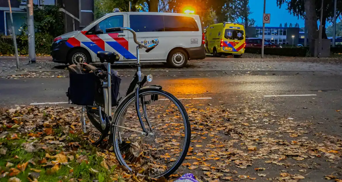 Vrouw op fiets aangereden bij oversteken