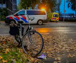 Vrouw op fiets aangereden bij oversteken