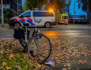 Vrouw op fiets aangereden bij oversteken