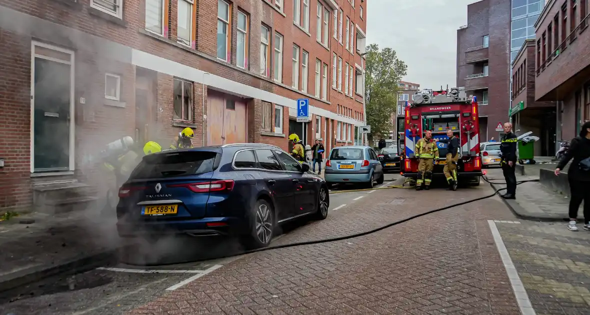 Scooter en auto beschadigd door brand