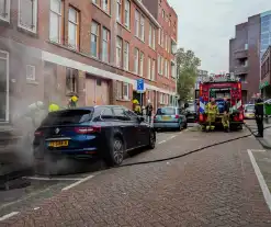 Scooter en auto beschadigd door brand