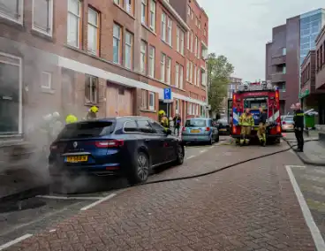 Scooter en auto beschadigd door brand