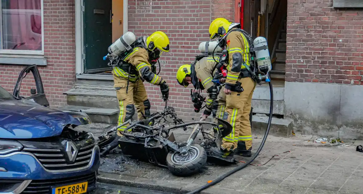 Scooter en auto beschadigd door brand - Foto 1