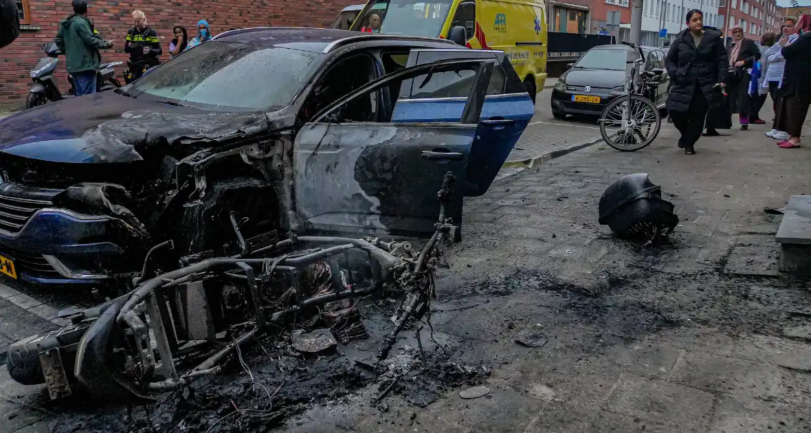 Scooter en auto beschadigd door brand - Foto 3