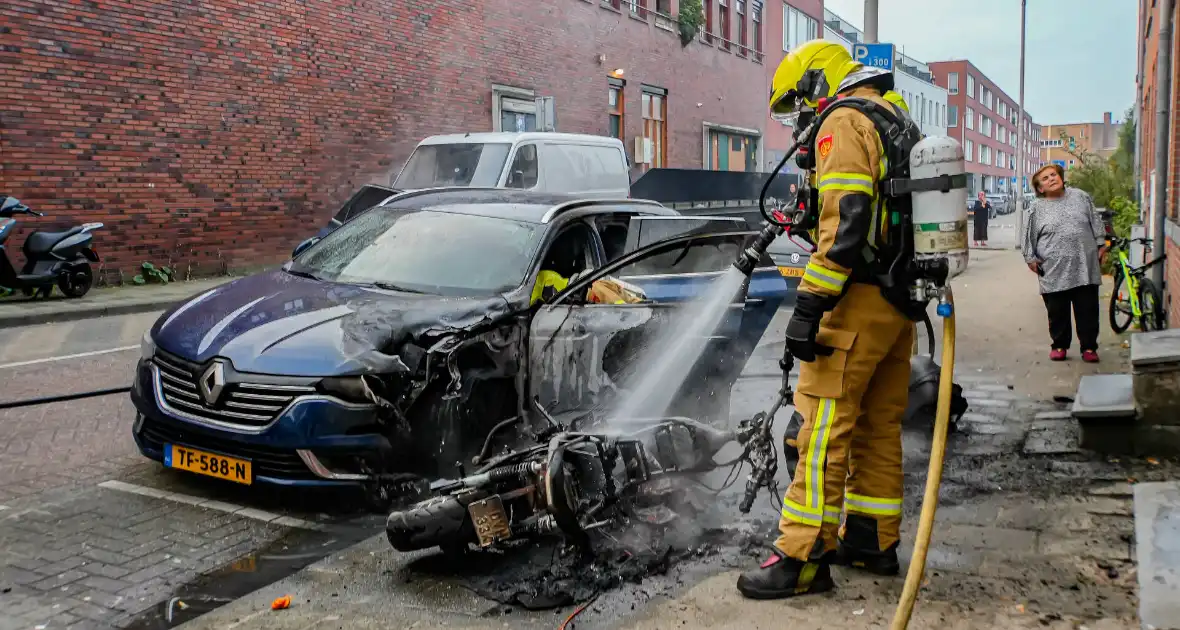 Scooter en auto beschadigd door brand - Foto 4