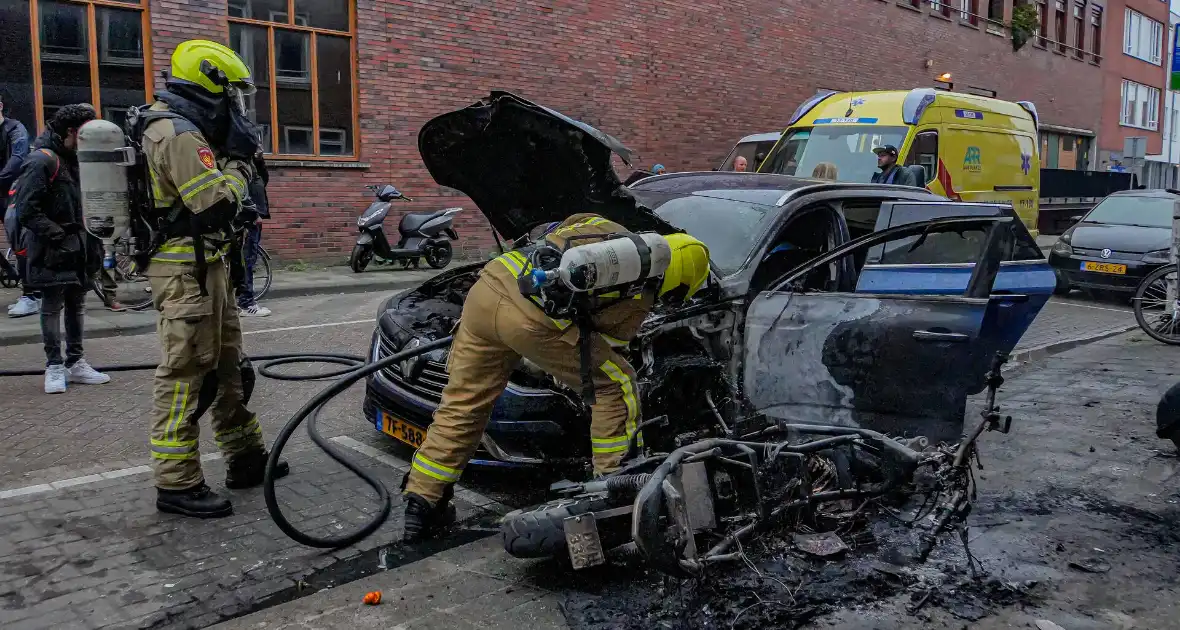 Scooter en auto beschadigd door brand - Foto 5