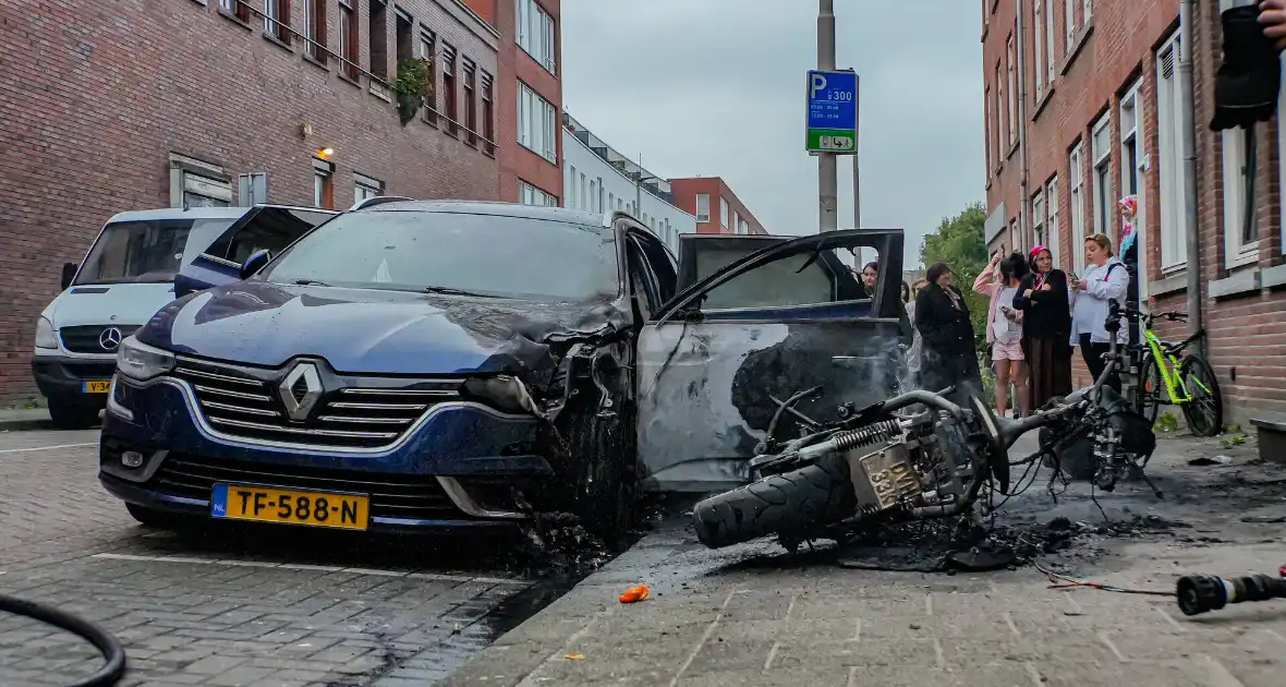 Scooter en auto beschadigd door brand - Foto 6