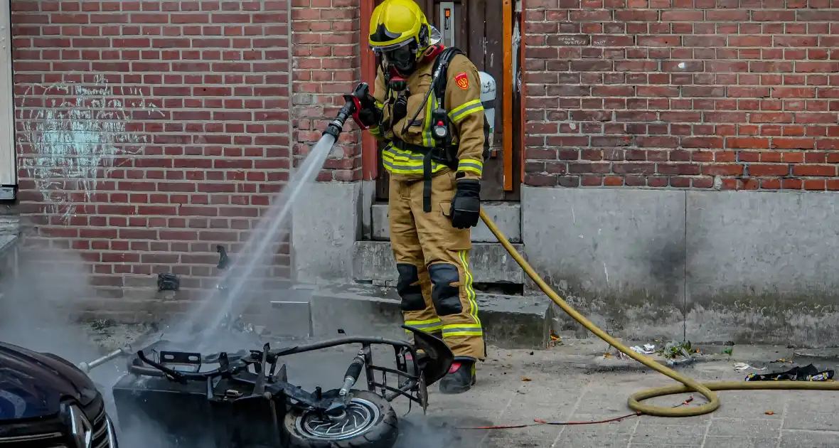 Scooter en auto beschadigd door brand - Foto 8