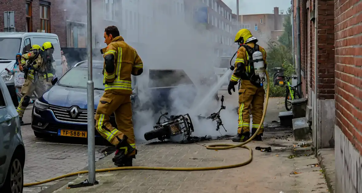 Scooter en auto beschadigd door brand - Foto 9