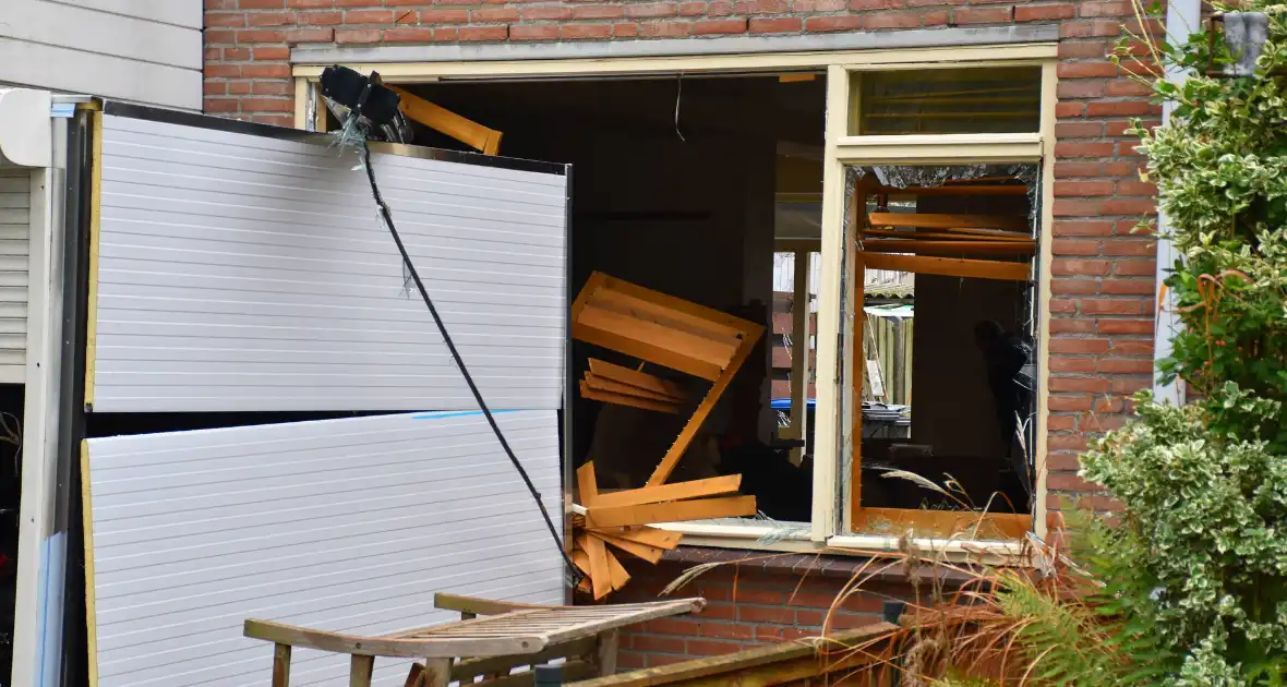 Politie doet onderzoek naar de toedracht van explosie in woning - Foto 5