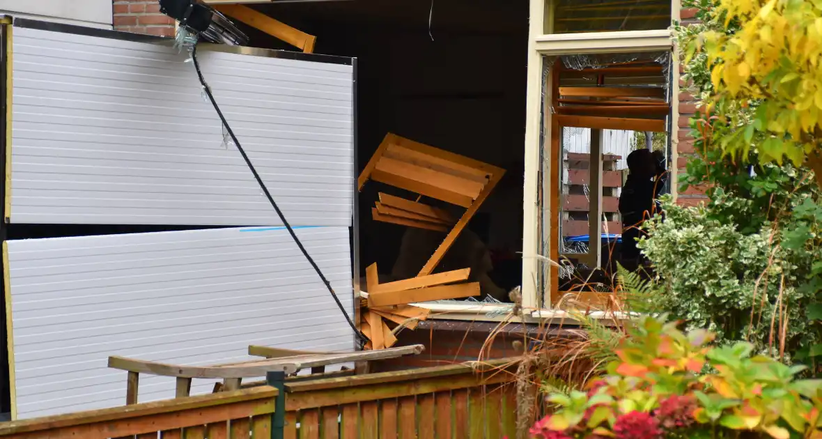 Politie doet onderzoek naar de toedracht van explosie in woning - Foto 7