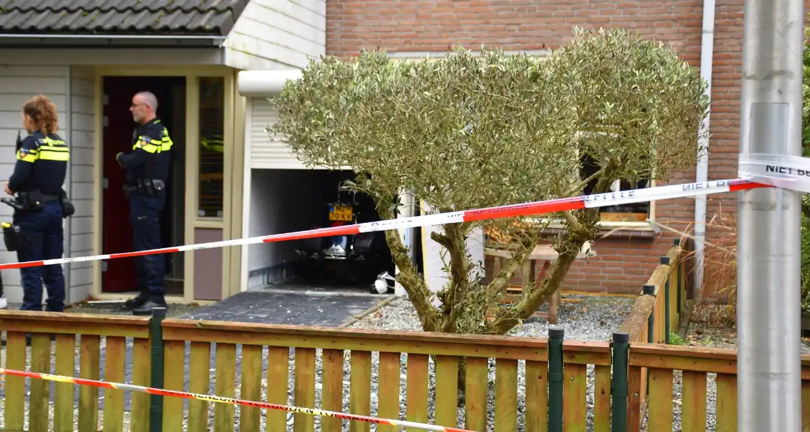 Politie doet onderzoek naar de toedracht van explosie in woning - Foto 8