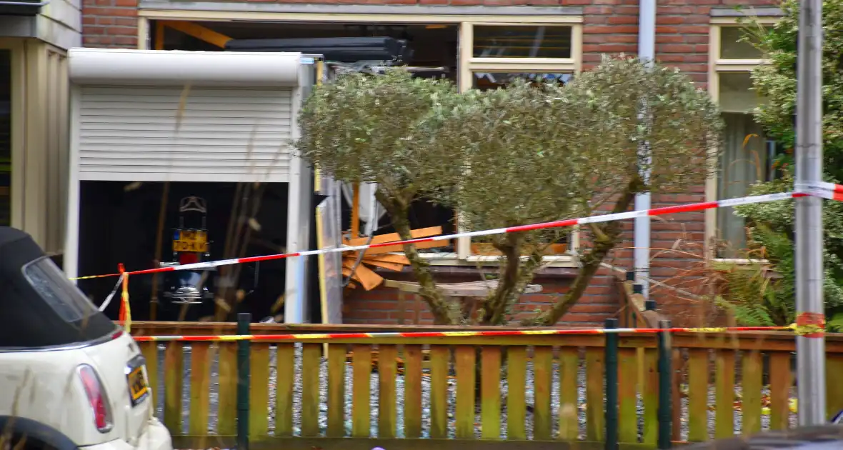 Politie doet onderzoek naar de toedracht van explosie in woning - Foto 9