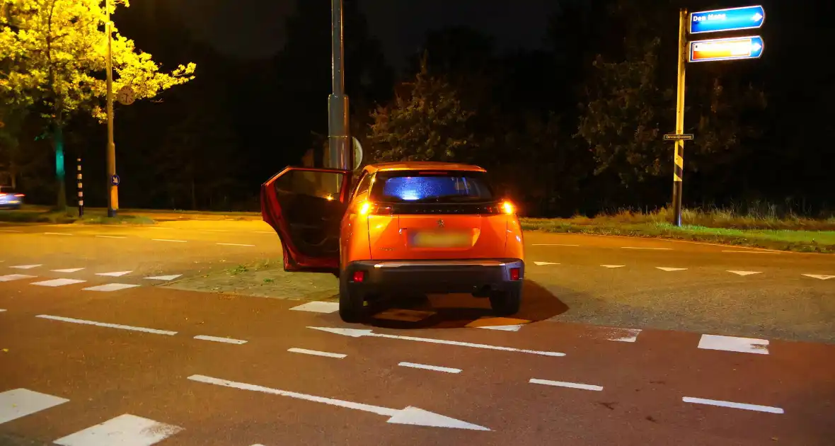 Automobilist knalt tegen verkeerspaal - Foto 11