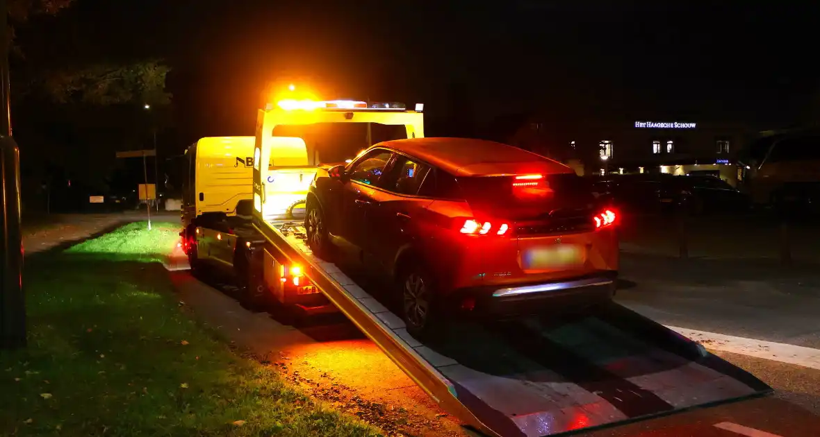 Automobilist knalt tegen verkeerspaal - Foto 2