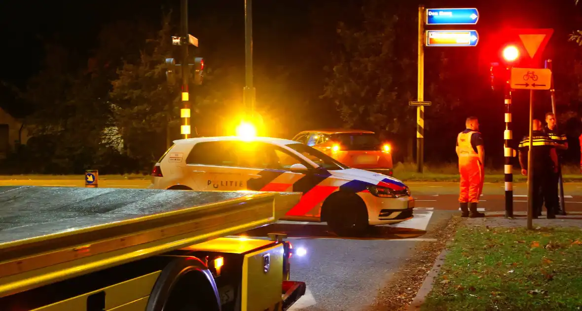 Automobilist knalt tegen verkeerspaal - Foto 3