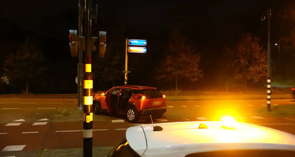 Automobilist knalt tegen verkeerspaal - Foto 8