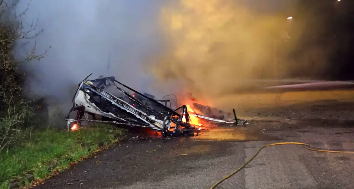 Caravan volledig uitgebrand langs weg