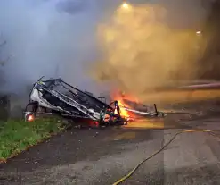 Caravan volledig uitgebrand langs weg