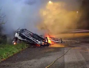 Caravan volledig uitgebrand langs weg