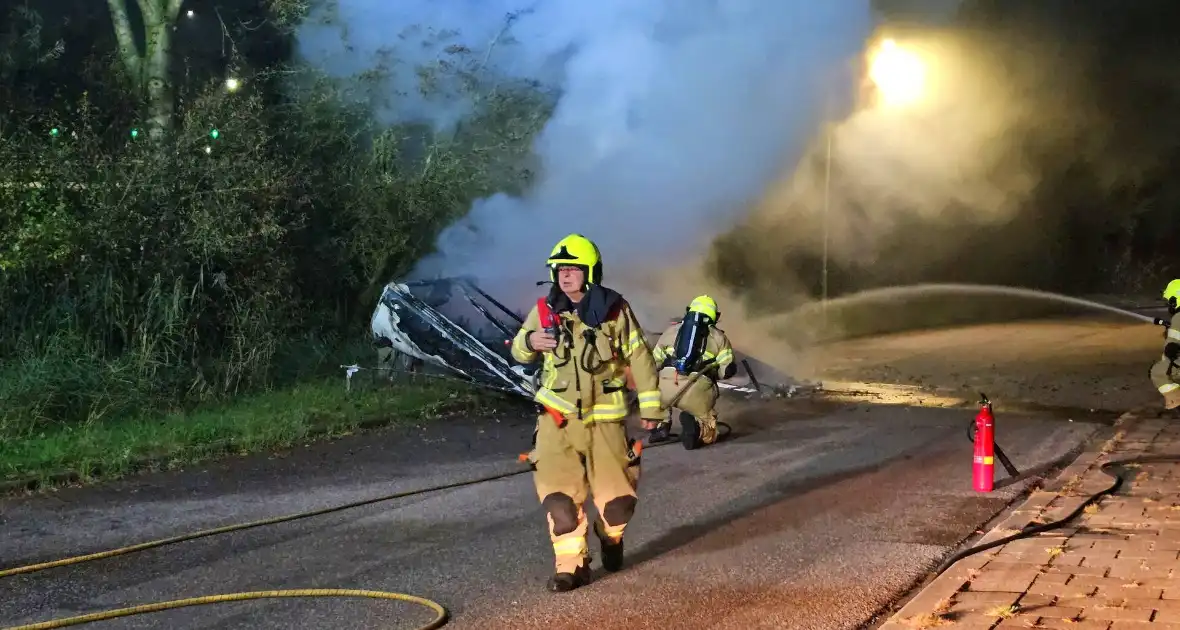 Caravan volledig uitgebrand langs weg - Foto 1