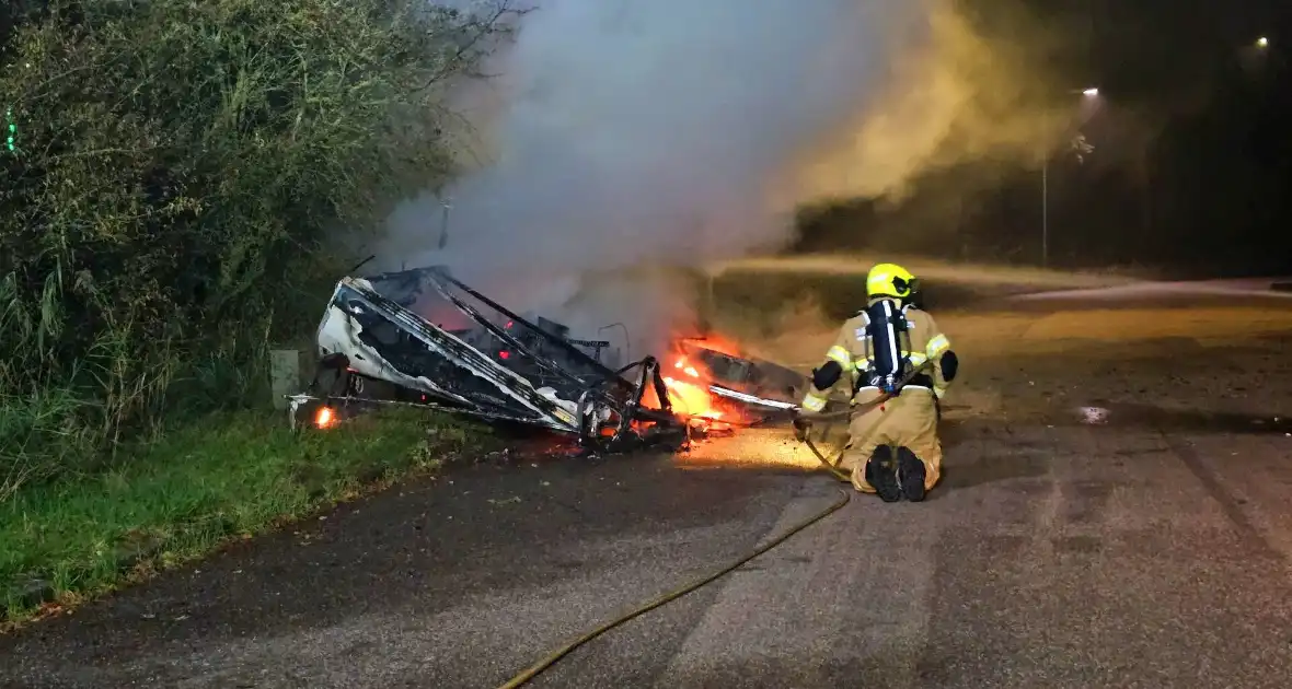 Caravan volledig uitgebrand langs weg - Foto 2