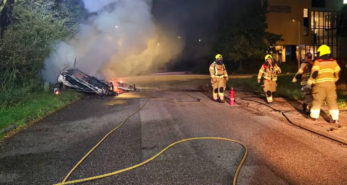 Caravan volledig uitgebrand langs weg - Foto 3