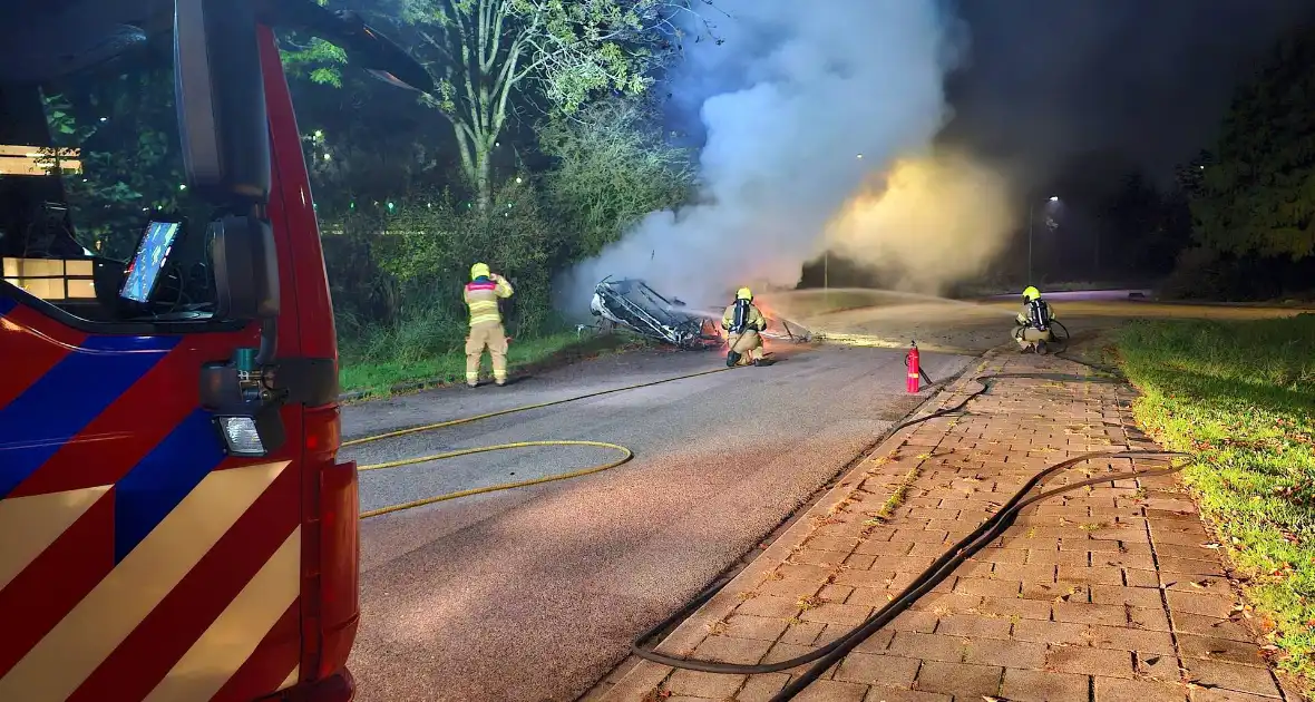 Caravan volledig uitgebrand langs weg - Foto 4