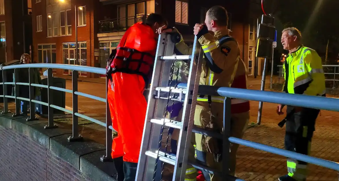 Brandweer redt kat uit water - Foto 1