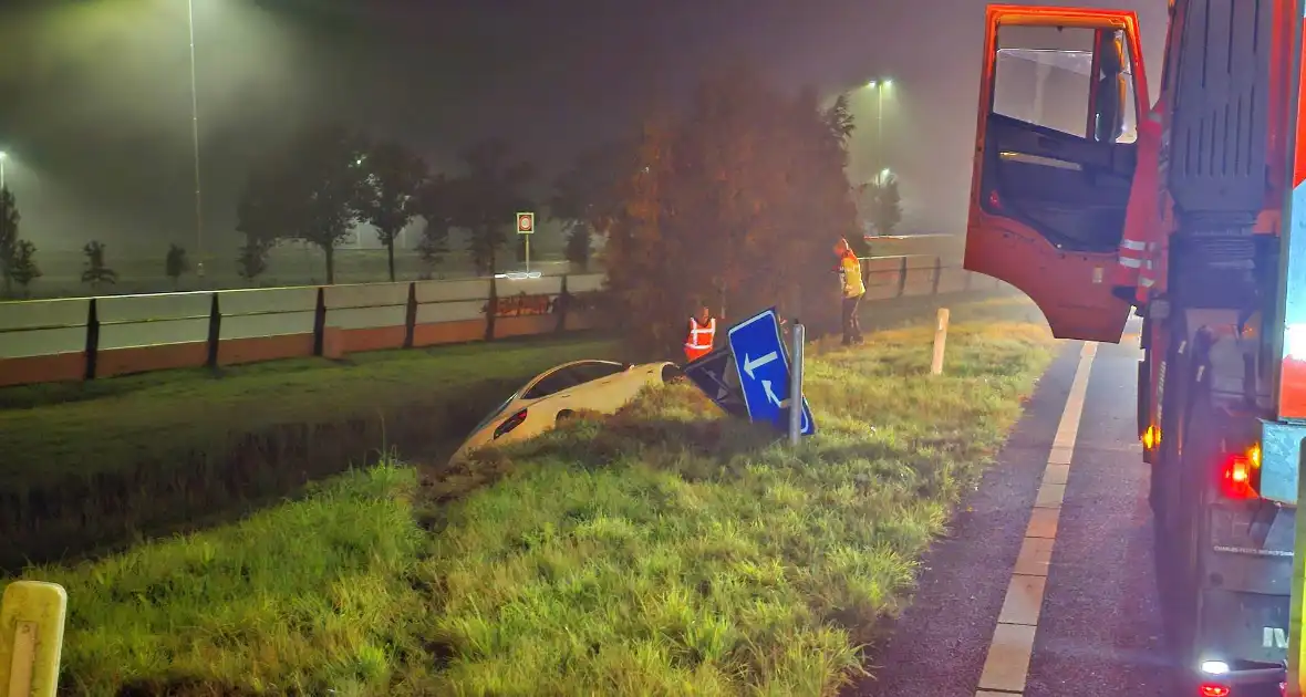 Automobilist belandt naast oprit - Foto 1