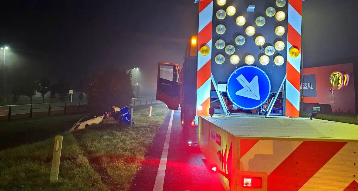 Automobilist belandt naast oprit - Foto 2