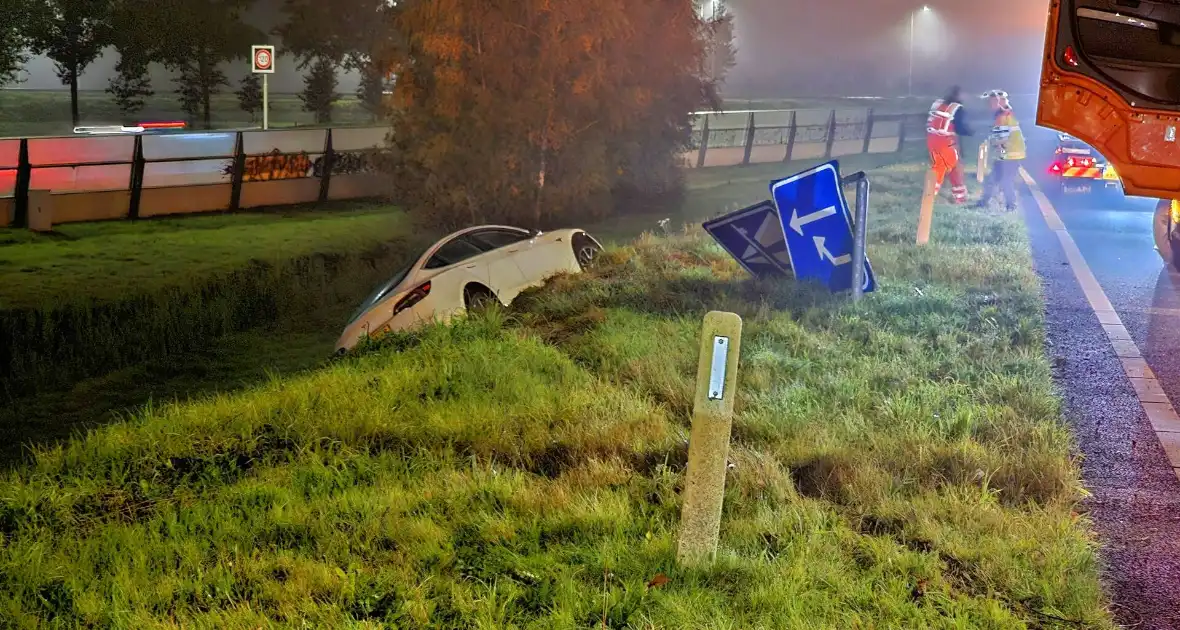 Automobilist belandt naast oprit - Foto 3