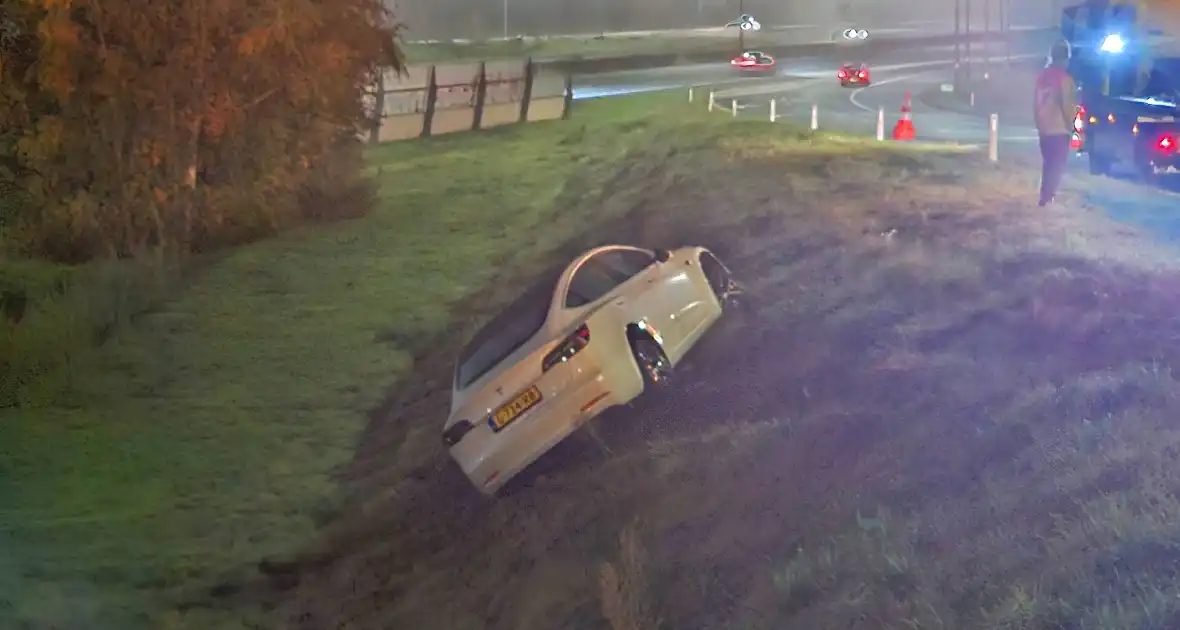 Automobilist belandt naast oprit - Foto 4