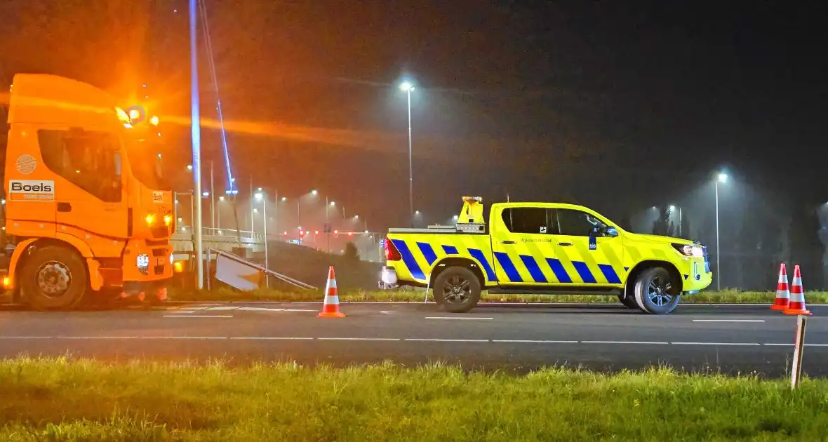 Automobilist belandt naast oprit - Foto 5