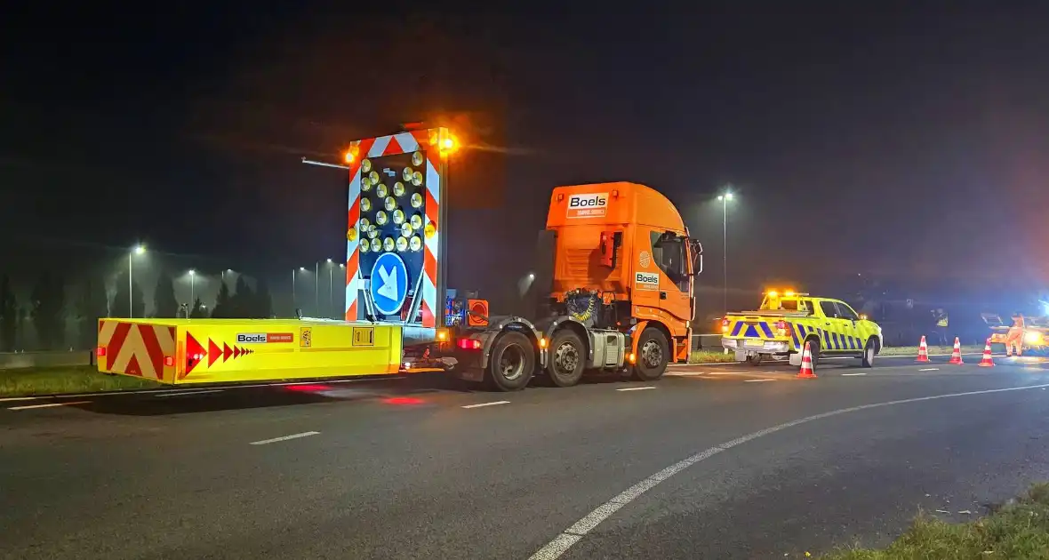 Automobilist belandt naast oprit - Foto 6