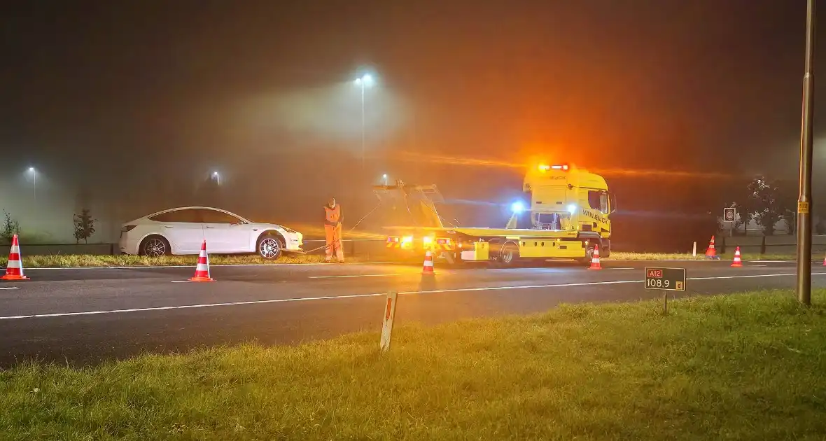 Automobilist belandt naast oprit - Foto 8