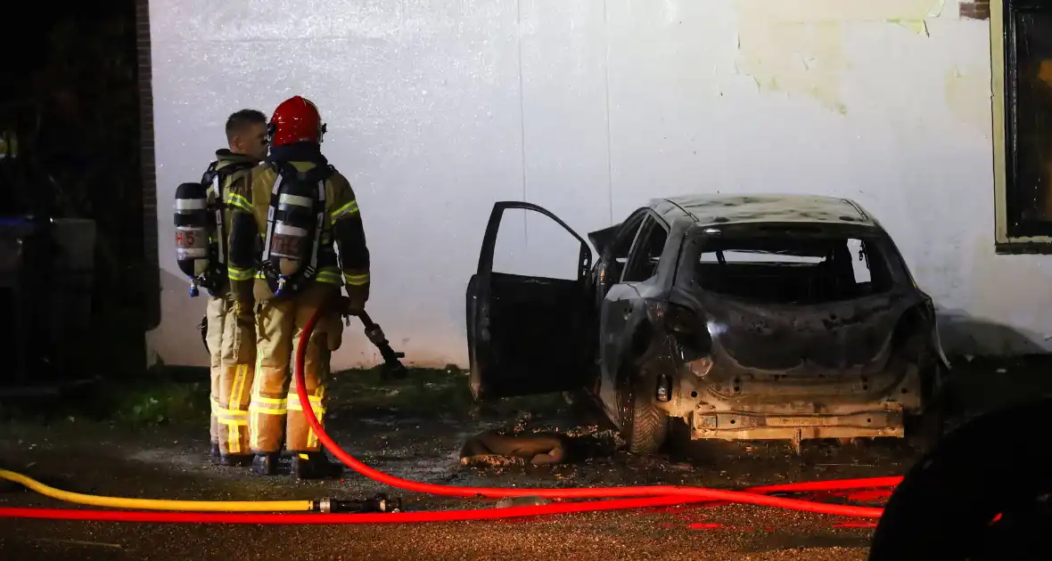 Auto totaal verwoest door brand - Foto 1