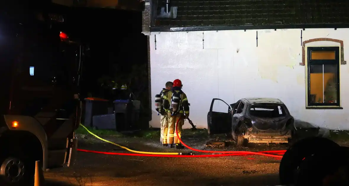 Auto totaal verwoest door brand - Foto 5