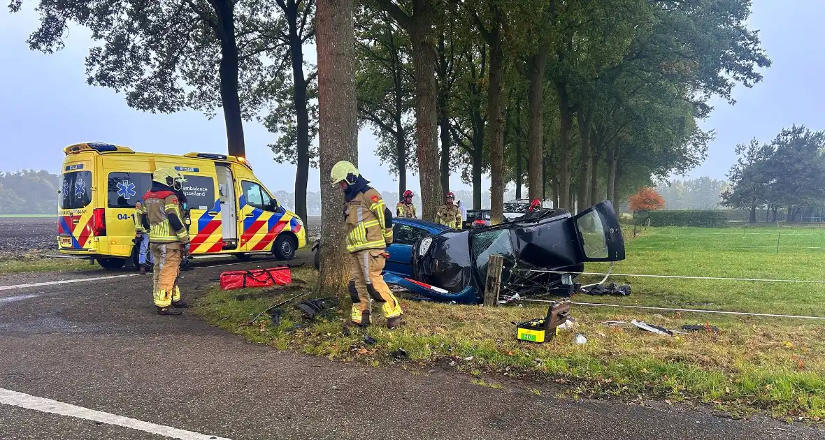 Gewonde en ravage na botsing, auto belandt op zijkant