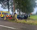 Gewonde en ravage na botsing, auto belandt op zijkant