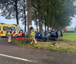 Gewonde en ravage na botsing, auto belandt op zijkant