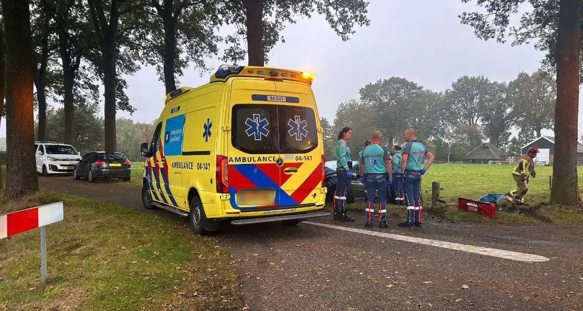 Gewonde en ravage na botsing, auto belandt op zijkant - Foto 1