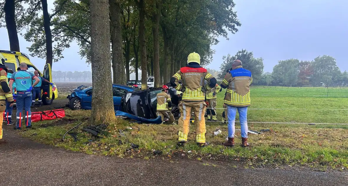 Gewonde en ravage na botsing, auto belandt op zijkant - Foto 2