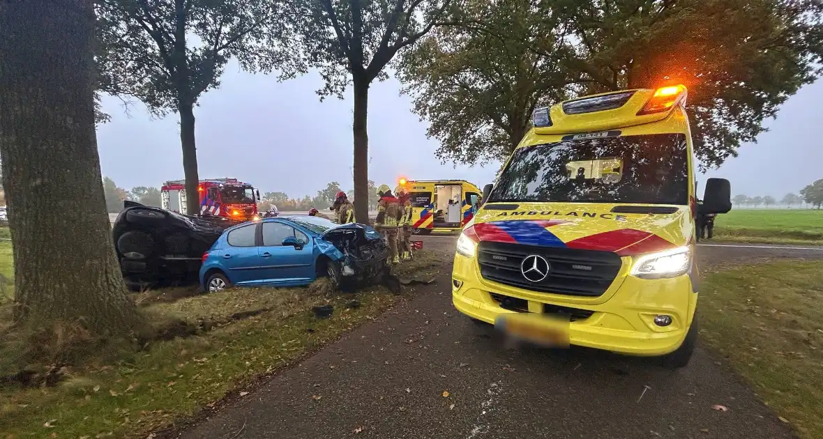 Gewonde en ravage na botsing, auto belandt op zijkant - Foto 3