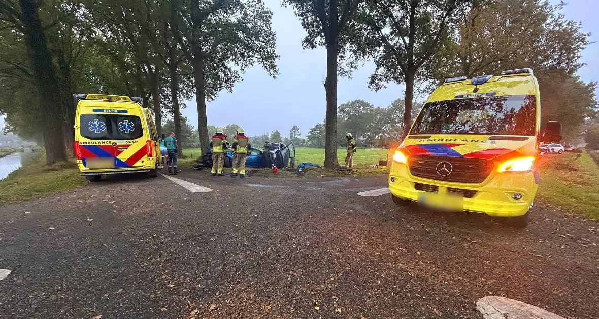 Gewonde en ravage na botsing, auto belandt op zijkant - Foto 5