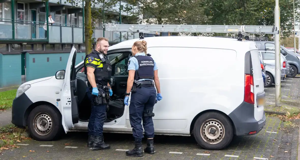 Man aangehouden na conflict bij woning, voertuig doorzocht op mogelijk vuurwapen