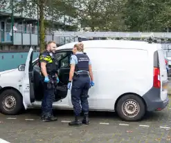 Man aangehouden na conflict bij woning, voertuig doorzocht op mogelijk vuurwapen